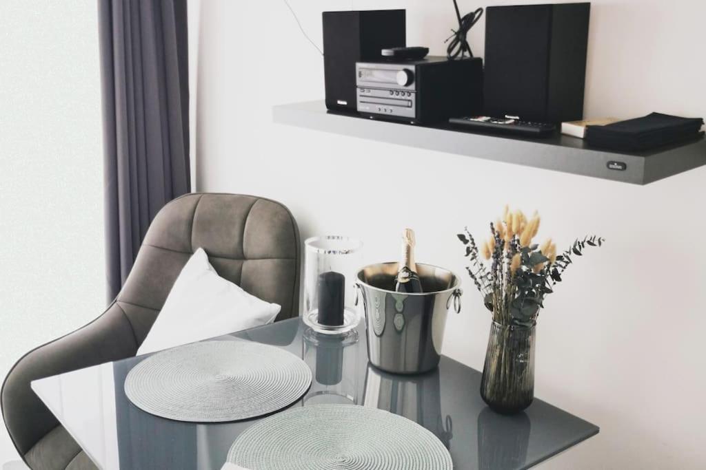 Hh 03 By Rockchair - Superhost Status - Modernes Apartment Mit Sonnigem Balkon & Premium Boxspringbetten In Winterhude - Hamburg Top Geheimtipp Hamburgo Exterior foto